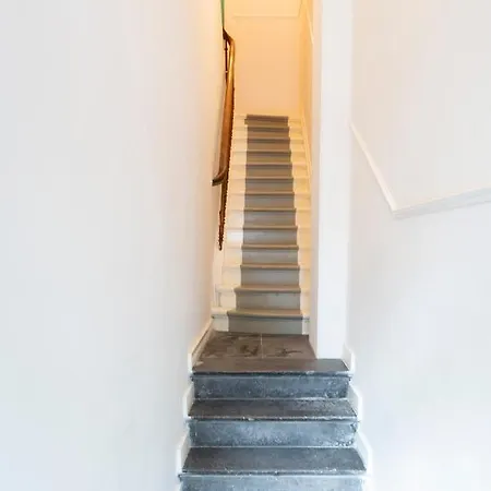 Shway - The Handshake House Anvers